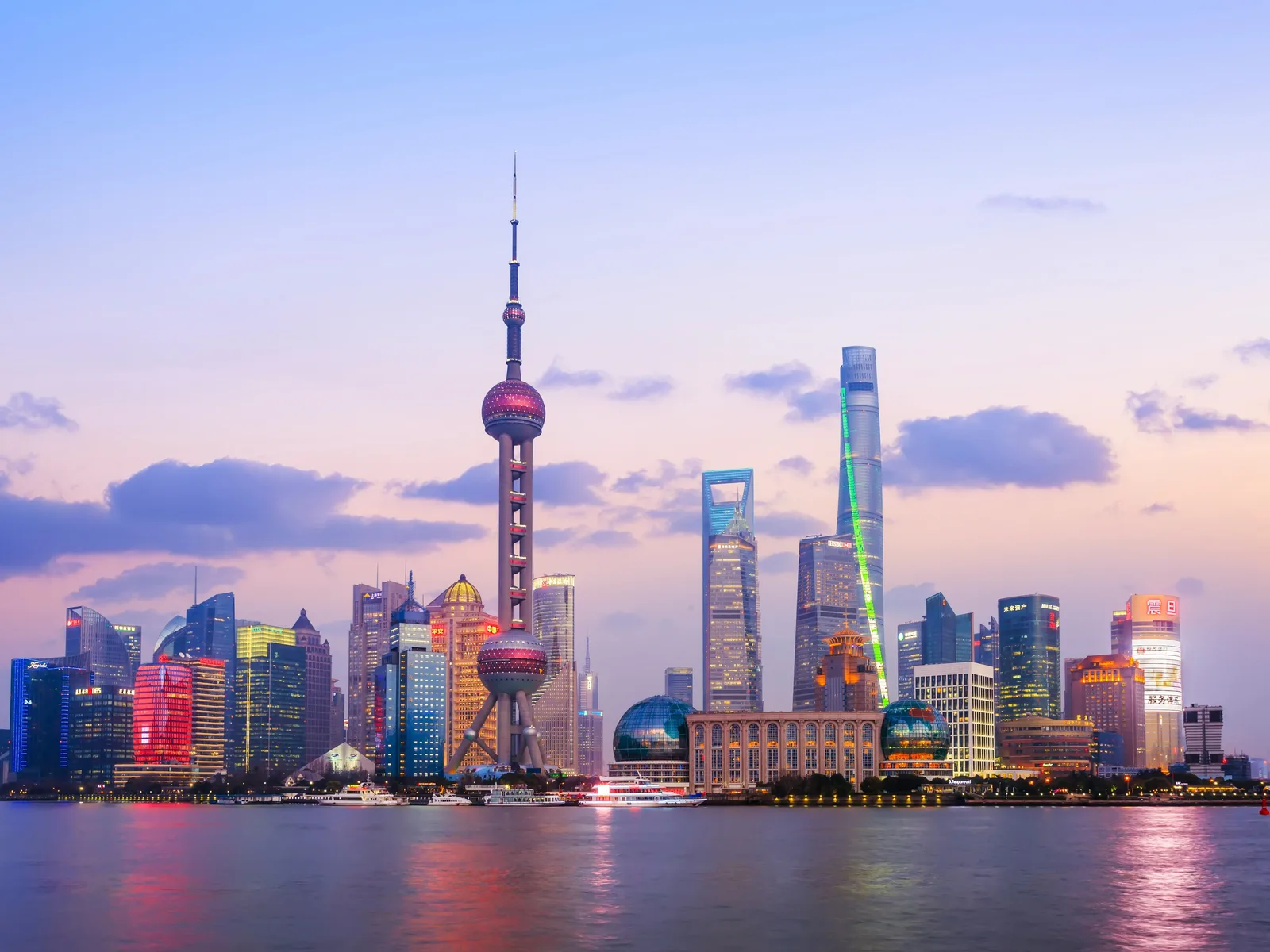 上海外滩与陆家嘴城市天际线